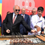 Adana Valisi Yavuz Selim Köşger Mangalın başında fotoğraf çektirdi.