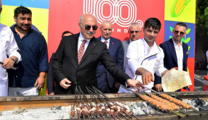 Adana Valisi Yavuz Selim Köşger Mangalın başında fotoğraf çektirdi.