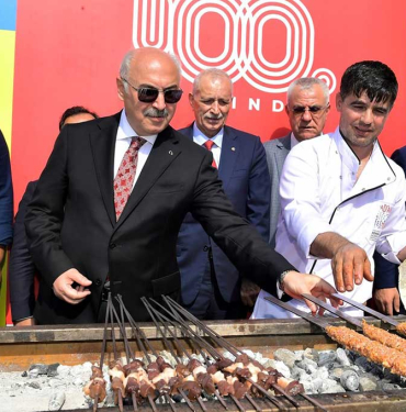 Adana Valisi Yavuz Selim Köşger Mangalın başında fotoğraf çektirdi.