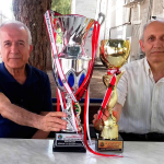 Şampiyon takımın Başkanı Dr. Ali Türemiş kupalarla poz verdi.