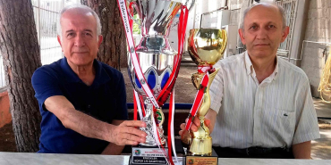 Şampiyon takımın Başkanı Dr. Ali Türemiş kupalarla poz verdi.