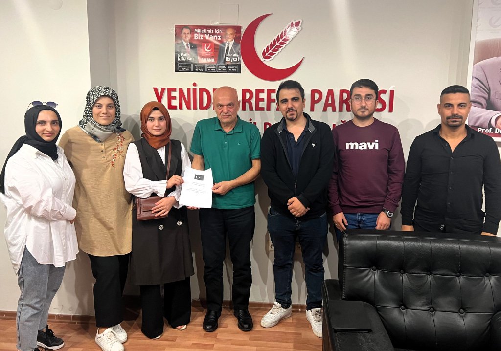 Yeniden Refah Partisi Adana İl başkanı Selahattin Baysal kendisini ziyaret eden bir grup öğretmen adayı ile görüştü.