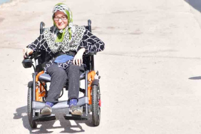 İrem Dönmez akülü sandalyesini teslim aldı.