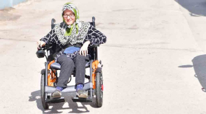 İrem Dönmez akülü sandalyesini teslim aldı.
