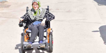 İrem Dönmez akülü sandalyesini teslim aldı.