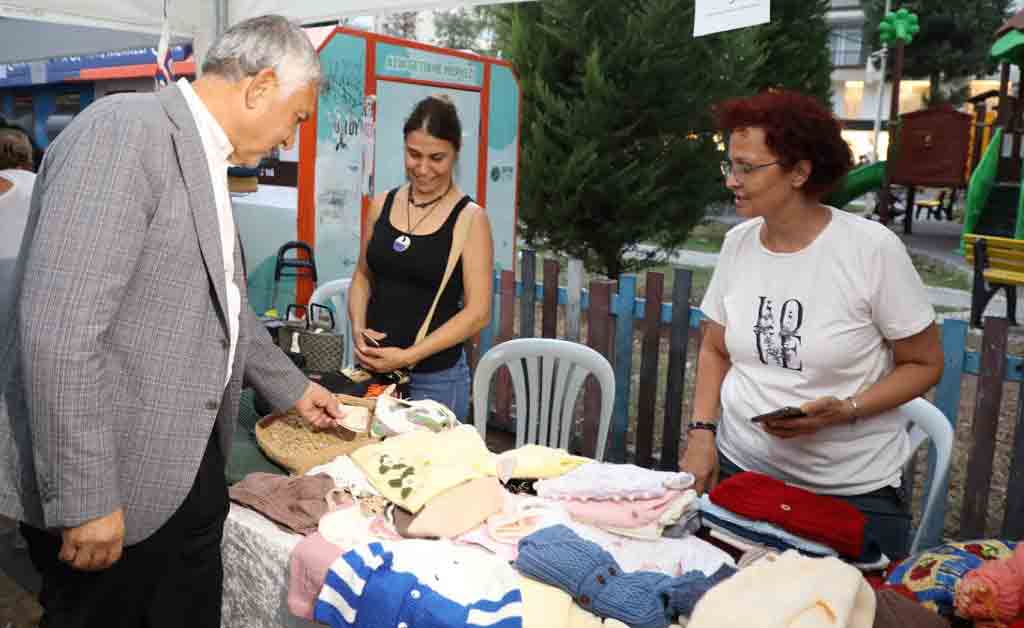 Başkan Karalar kadınların emeklerini sergilediği pazardaki ürünlere büyük ilgi gösterdi.