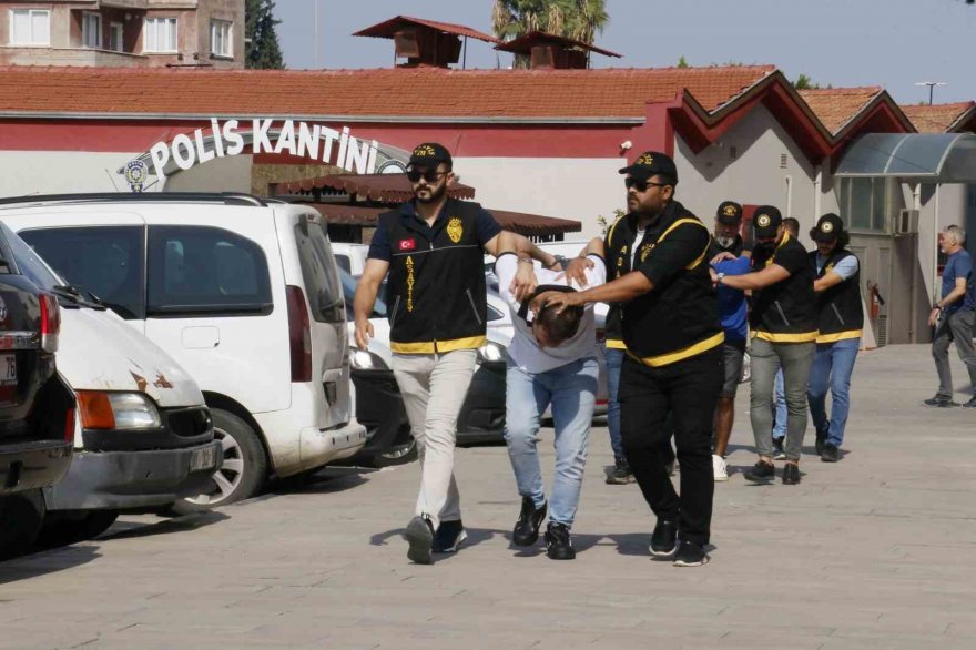 Adana'da Çukurova Belediye Başkanı Soner Çetin'in kızının güzellik merkezine ve 24. dönem CHP eski Milletvekili Ali Demirçalı'nın iş yerine silahlı saldırı düzenleyen 3 kişi yakalandı.