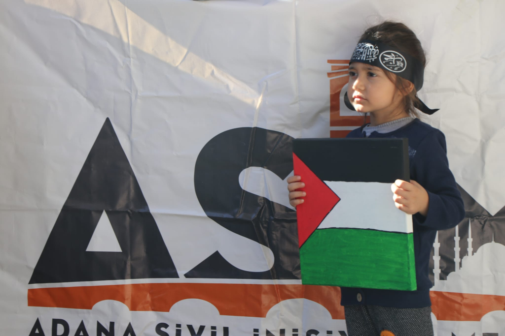 İsrail'in proftesto edildiği açıklamaya küçük çocuklar da Filistin bayraklarıyla katıldı.